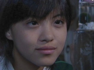 まりもを見つめる中学生時代の阿季(山本愛莉)