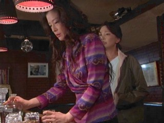 荒れる阿季(クノ真季子)をなだめる路子(未來貴子)