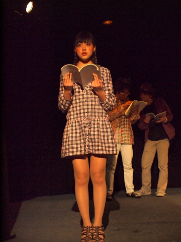 『撮影所にて』台本を読む愛莉さん。