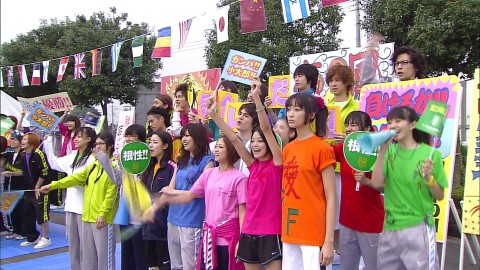 騎馬戦本番にて。F組応援の最前列右端(白いウェア)が愛莉さん。