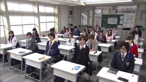 教室にて。校長の演説に苛立つF組の生徒たち。