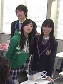 後ろからそれを眺める愛莉さん。