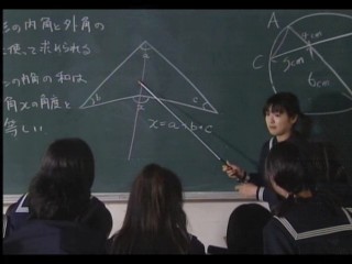 教室のシーン。黒板の前でふざけるニコ(大後寿々花)