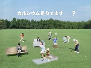 制服でベンチに座っているのが愛莉さん。
